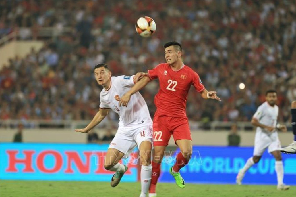 Một pha tranh bóng giữa 2 đội tuyển bóng đá Indonesia và Việt Nam. 