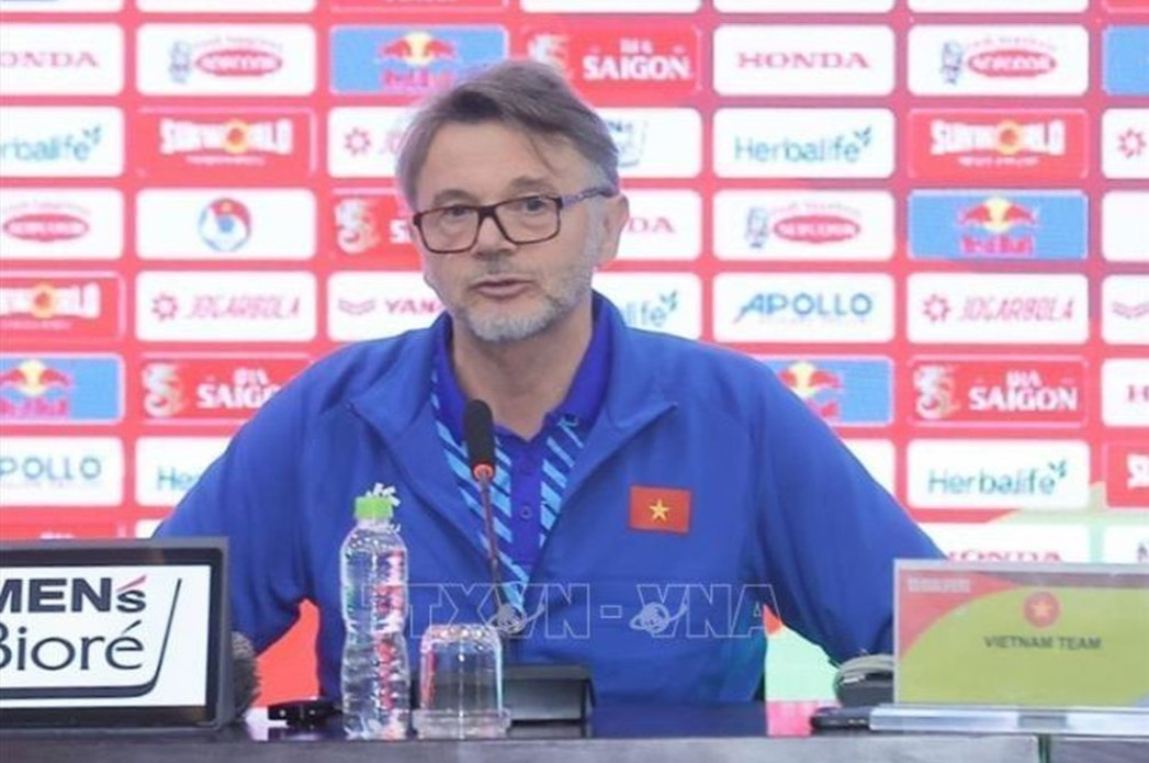 Huấn luyện viên Philippe Troussier tại buổi họp báo trước trận đấu Việt Nam gặp Indonesia trên sân nhà Mỹ Đình. 