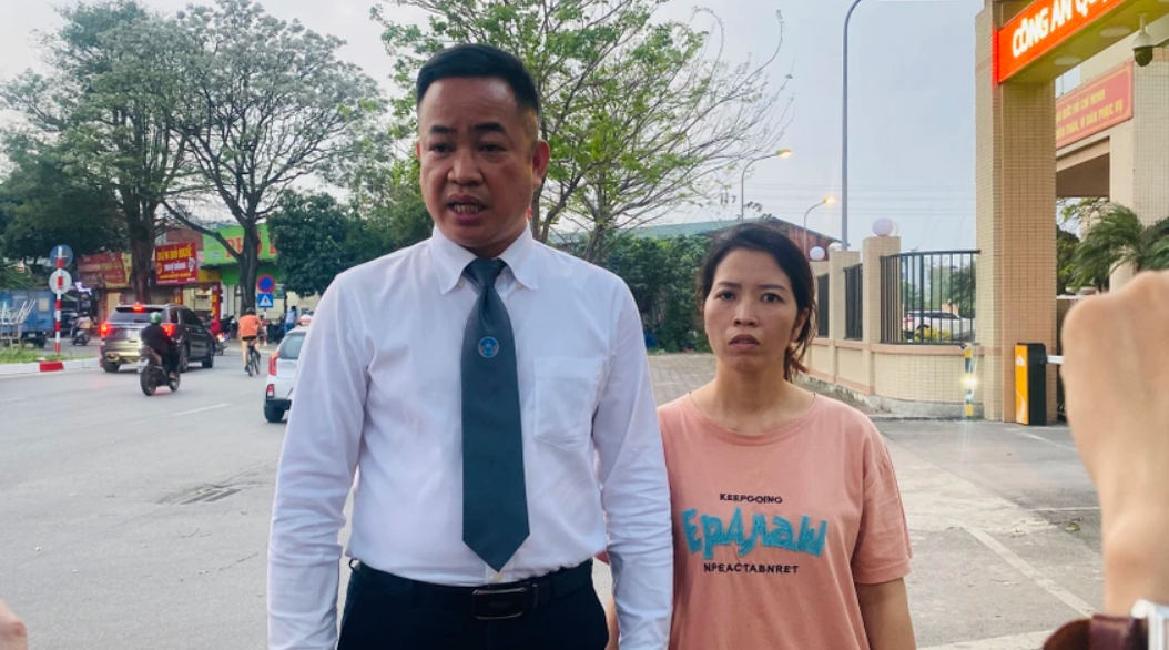 Luật sư Nguyễn Anh Thơm cùng chị Nguyễn Thị Lan tại trụ sở Công an quận Long Biên.  