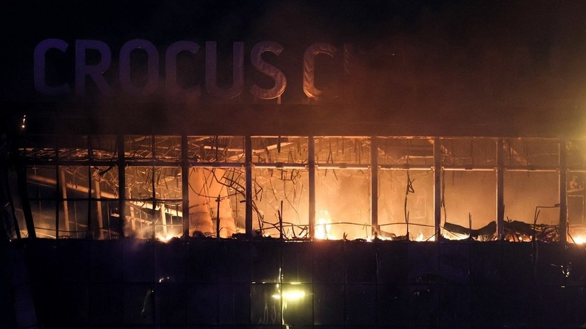 Đám cháy dữ dội tại nhà hát Crocus City Hall sau khi các tay súng xả súng, ném bom xăng. Ảnh: Reuters