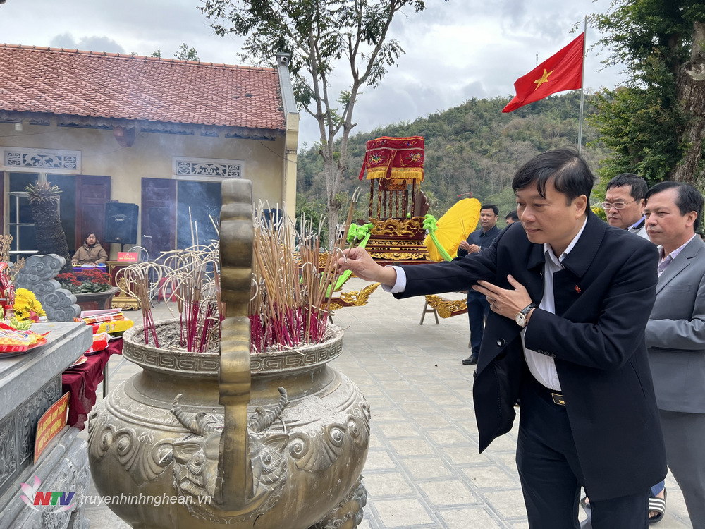 Phó Chủ tịch Thường trực UBND tỉnh Lê Hồng Vinh dâng hương tại Đền Vạn - Cửa Rào.