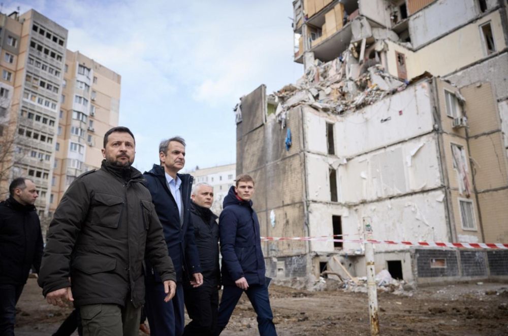 Tổng thống Ukraine Volodymyr Zelensky (ngoài cùng, bên trái) và Thủ tướng Hy Lạp Kyriakos Mitsotakis (đi sát cạnh ông Zelensky) trong chuyến thăm thành phố cảng Odesa. Ảnh: Văn phòng Tổng thống Ukraine
