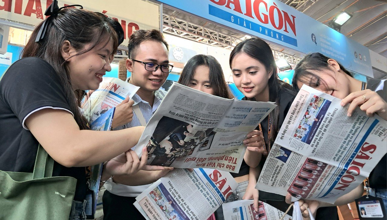 Độc giả thích thú tìm hiểu về tờ báo Đảng “49 tuổi” tại TP Hồ Chí Minh.