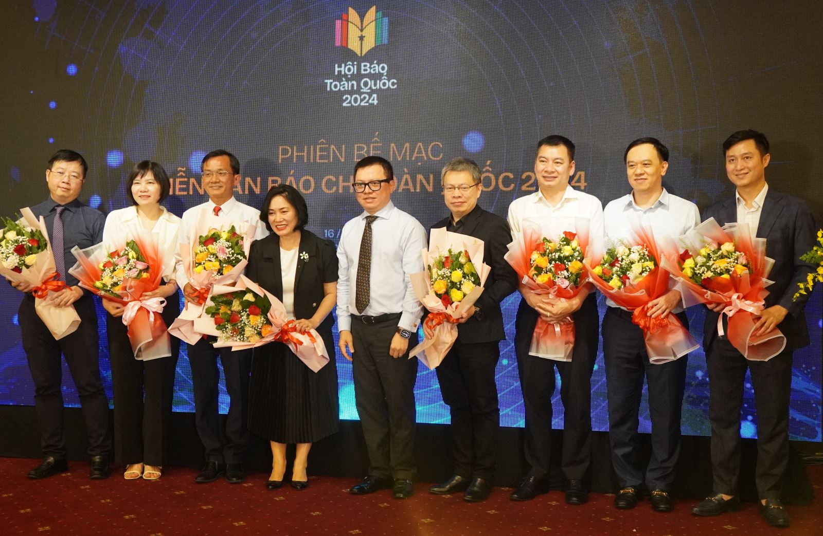 Đại diện Ban tổ chức tặng hoa cảm ơn cho các điều phối của 10 phiên Diễn đàn báo chí toàn quốc năm 2024.