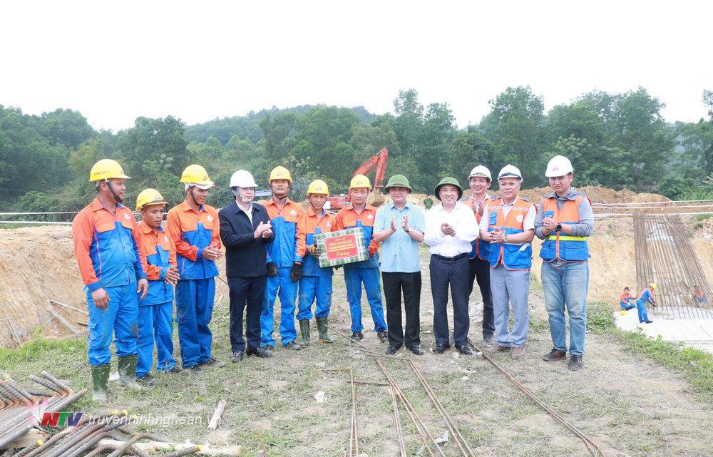 Bí thư Tỉnh ủy Thái Thanh Quý tặng quà động viên công nhân thi công tại vị trí móng cột 369 trên địa bàn xã Nghi Văn, huyện Nghi Lộc.
