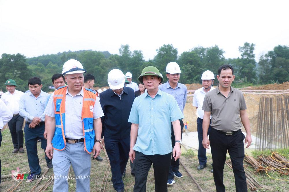 Bí thư Tỉnh ủy Thái Thanh Quý và đoàn công tác đến kiểm tra tại vị trí móng cột 369 trên địa bàn xã Nghi Văn, huyện Nghi Lộc.