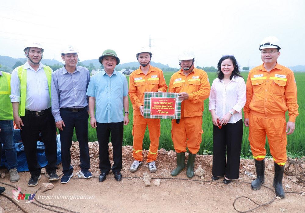 Bí thư Tỉnh ủy Thái Thanh Quý tặng quà công nhân đang thi công tại vị trí móng cột số 423 trên địa bàn xã Đức Thành, huyện Yên Thành.