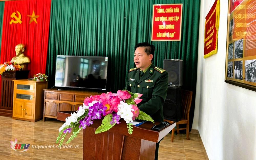 Thượng tá Ngô Xuân Thanh, Đồn trưởng Đồn Biên phòng Tri Lễ, Bộ đội Biên phòng Nghệ An báo cáo tình hình với đoàn công tác.