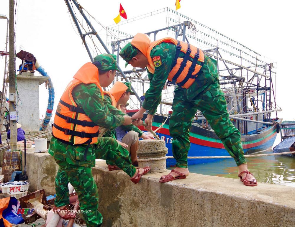 Cán bộ chiến sỹ BĐBP Nghệ An hỗ trợ ngư dân neo đậu tàu thuyền tránh trú bão an toàn.