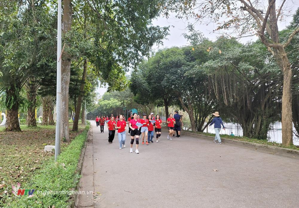 Gần 100 cán bộ, hội viên, tình nguyện viên tham gia đã tải và cài app VRace trên điện thoại di động và tham gia chạy bộ, đi bộ xung quanh Hồ điều hòa Công viên Trung tâm thành phố Vinh. 
