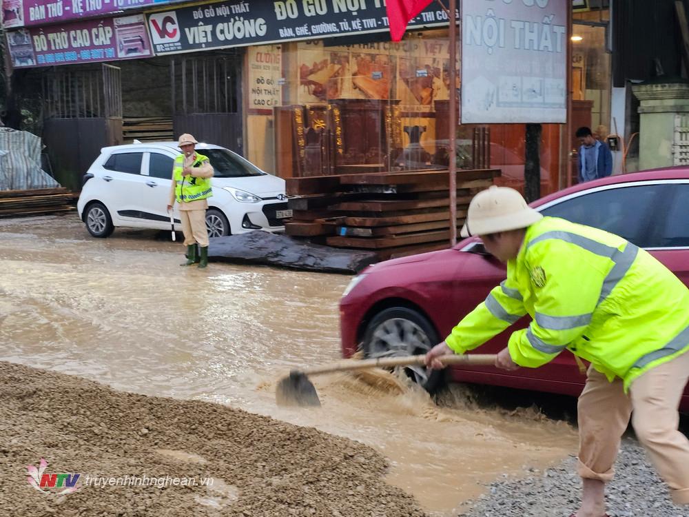 Tổ công tác Đội CSGT đường bộ Số 2 liên hệ, huy động máy bơm để rút nước, đổ đá lót đường và phân luồng giao thông.