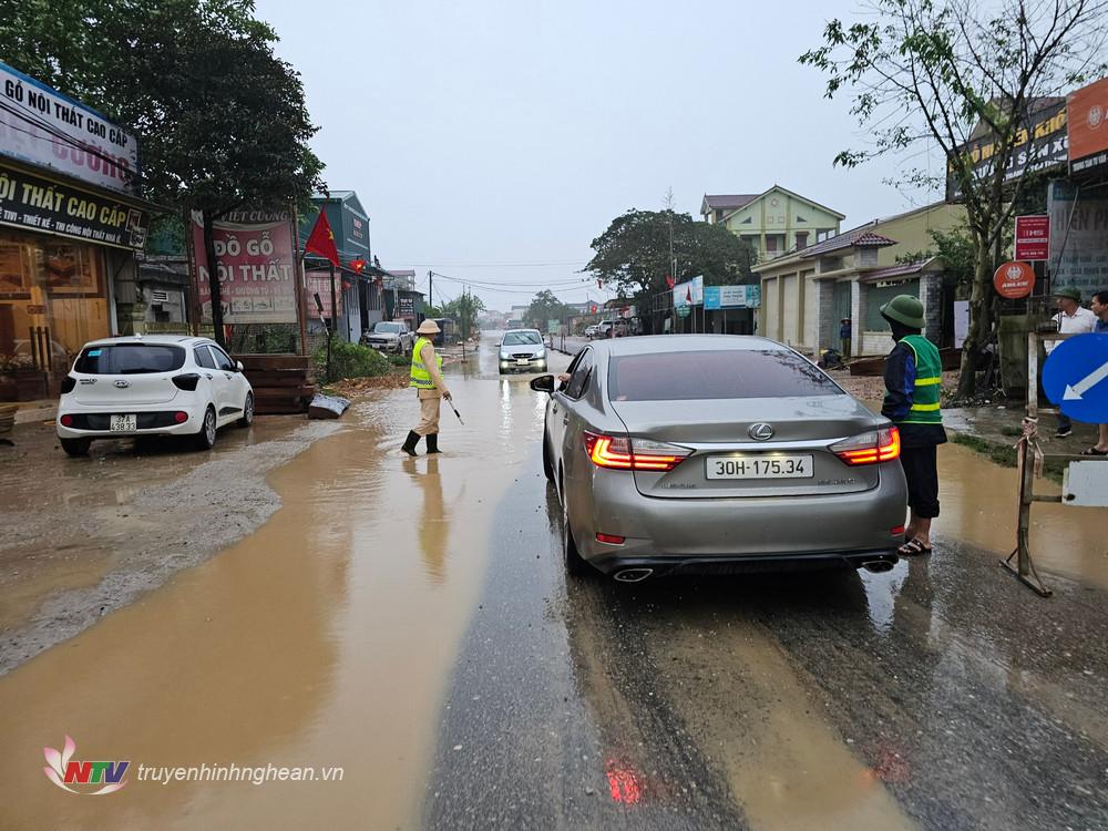 Quốc lộ 7 đoạn thuộc địa phận xã Viên Thành, huyện Yên Thành xuất hiện vùng ngập úng cục bộ gây nguy hiểm cho người dân tham gia giao thông.