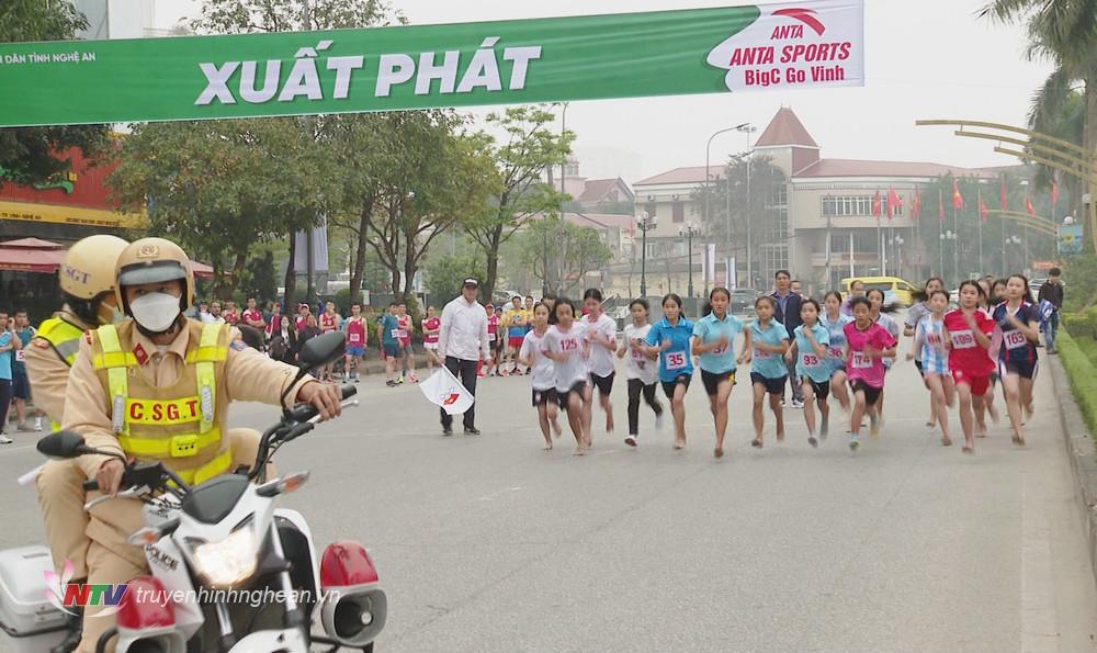 Các vận động viên tham gia chạy Việt dã.