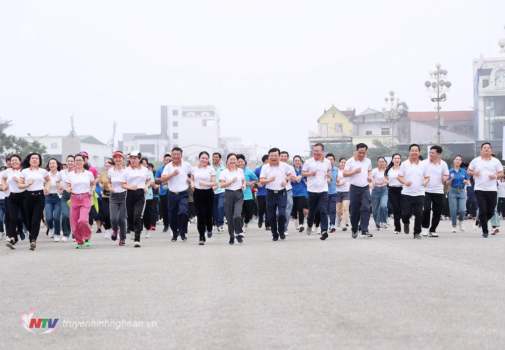 Các đại biểu, người dân tham gia Ngày chạy Olympic vì sức khỏe toàn dân.