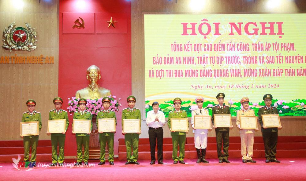 Phó Chủ tịch Thường trực UBND tỉnh Lê Hồng Vinh trao tặng Bằng khen của Chủ tịch UBND tỉnh cho các cá nhân thuộc Công an tỉnh có thành tích xuất sắc trong công tác đảm bảo an ninh, trật tự dịp trước, trong và sau Tết Nguyên đán 2024. 