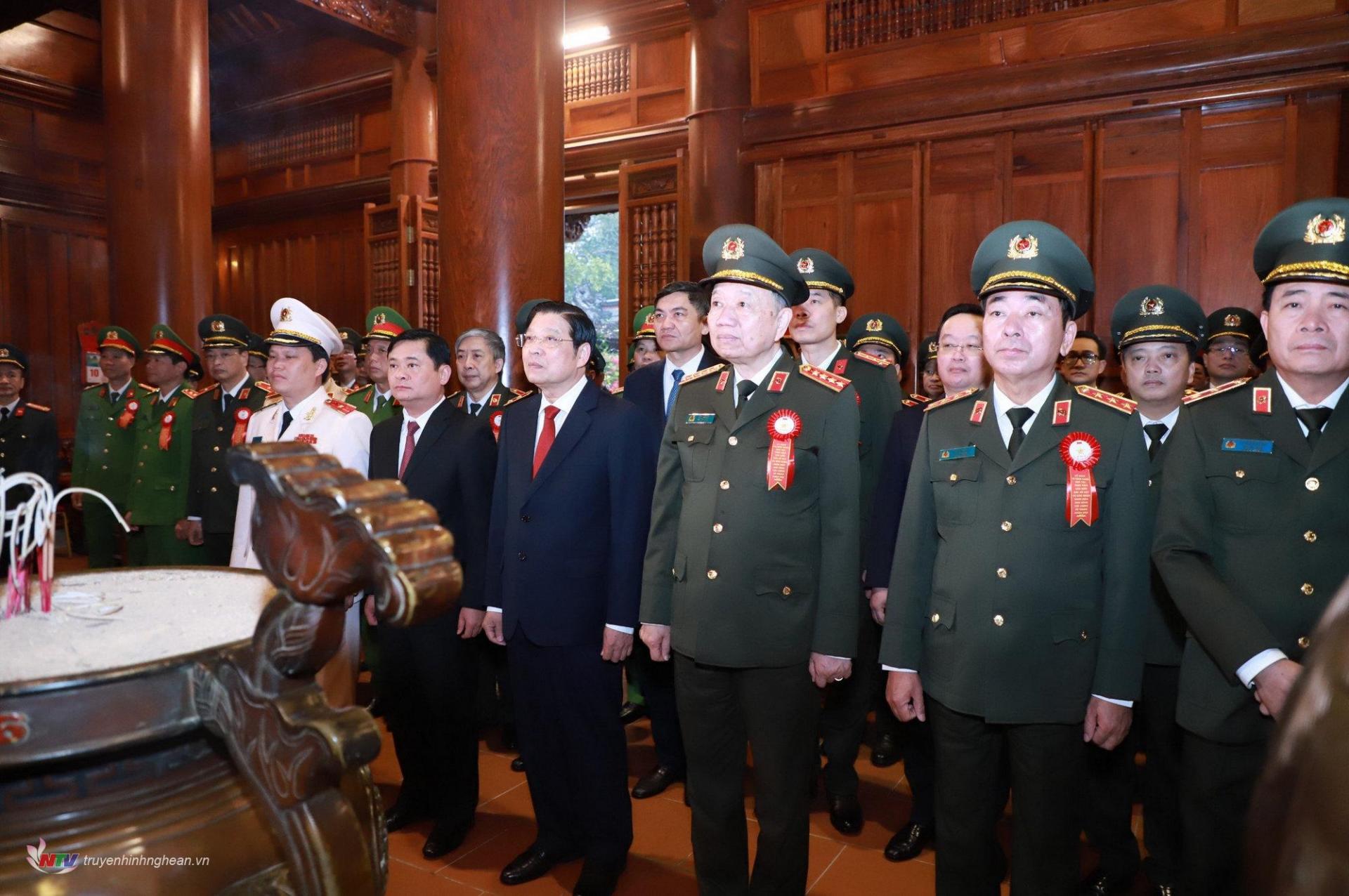 Đoàn đại biểu lãnh đạo Đảng, Nhà nước, Đảng ủy Công an Trung ương, Bộ Công an thành kính tưởng niệm Chủ tịch Hồ Chí Minh. 