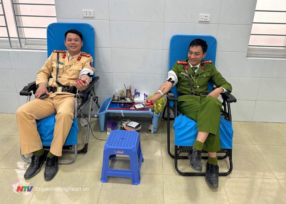 Hai đồng chí Công an huyện Hưng Nguyên hiến máu cứu người.