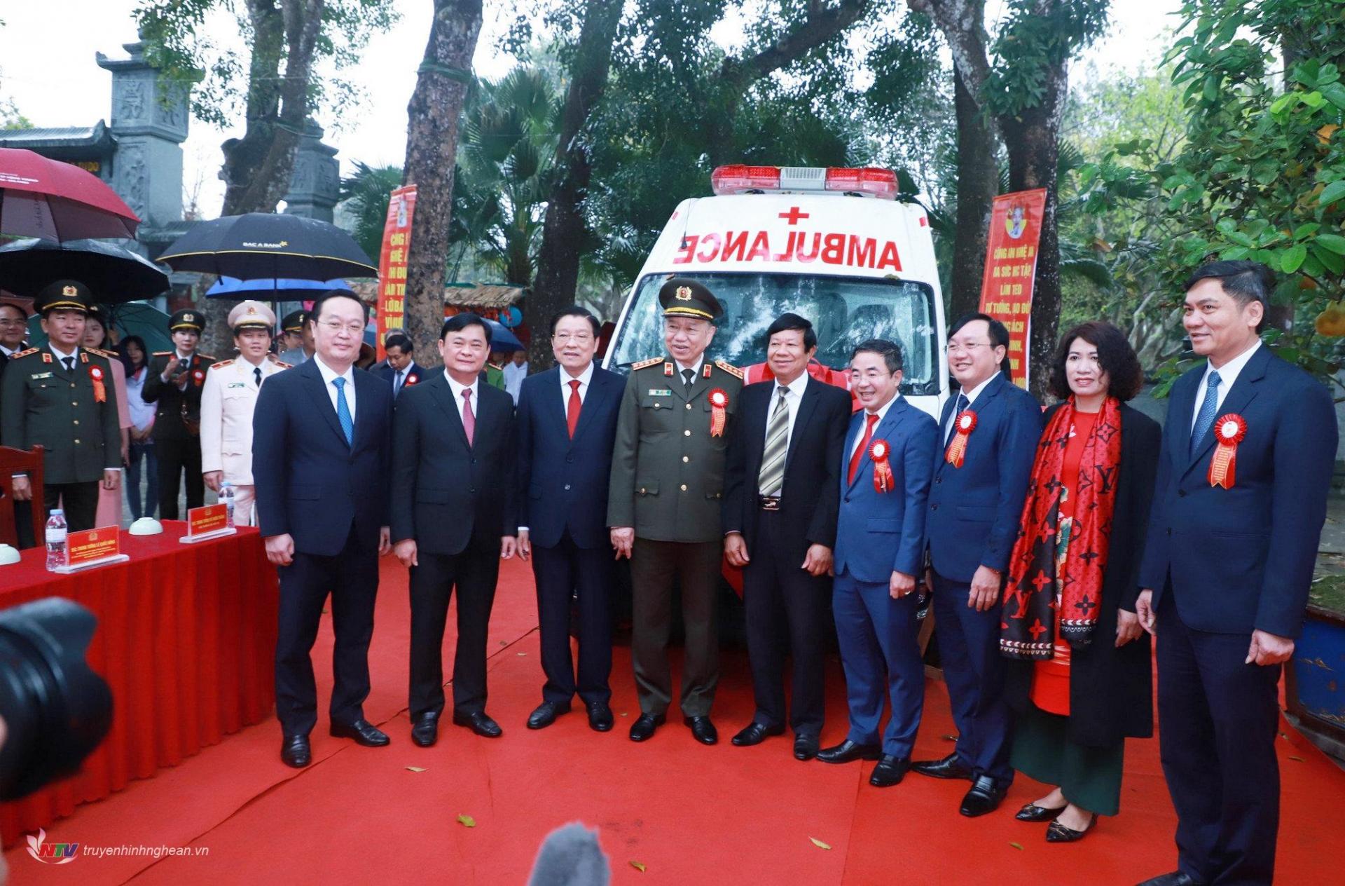 Đại tướng Tô Lâm - Bộ trưởng Bộ Công an trao tặng Trung tâm Y tế huyện Nam Đàn một xe ô tô cứu thương. 