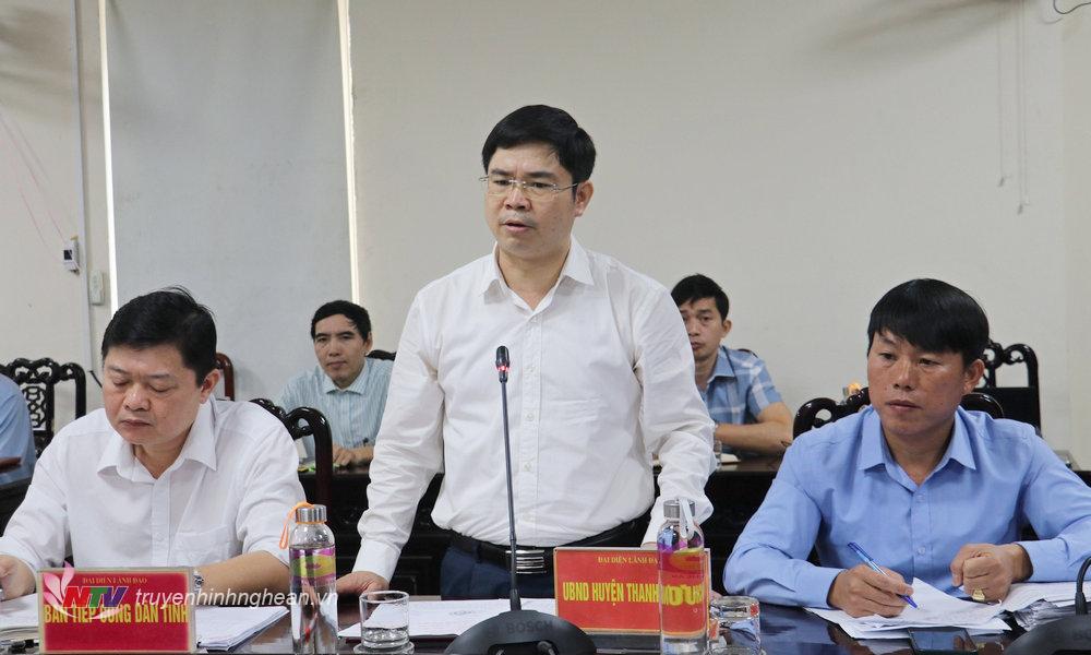Chủ tịch UBND huyện Thanh Chương Trình Văn Nhã báo cáo nội dung vụ việc. 