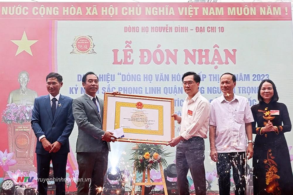 Lãnh đạo thị xã trao danh hiệu dòng họ văn hoá tới đại diện dòng họ Nguyễn Đình.