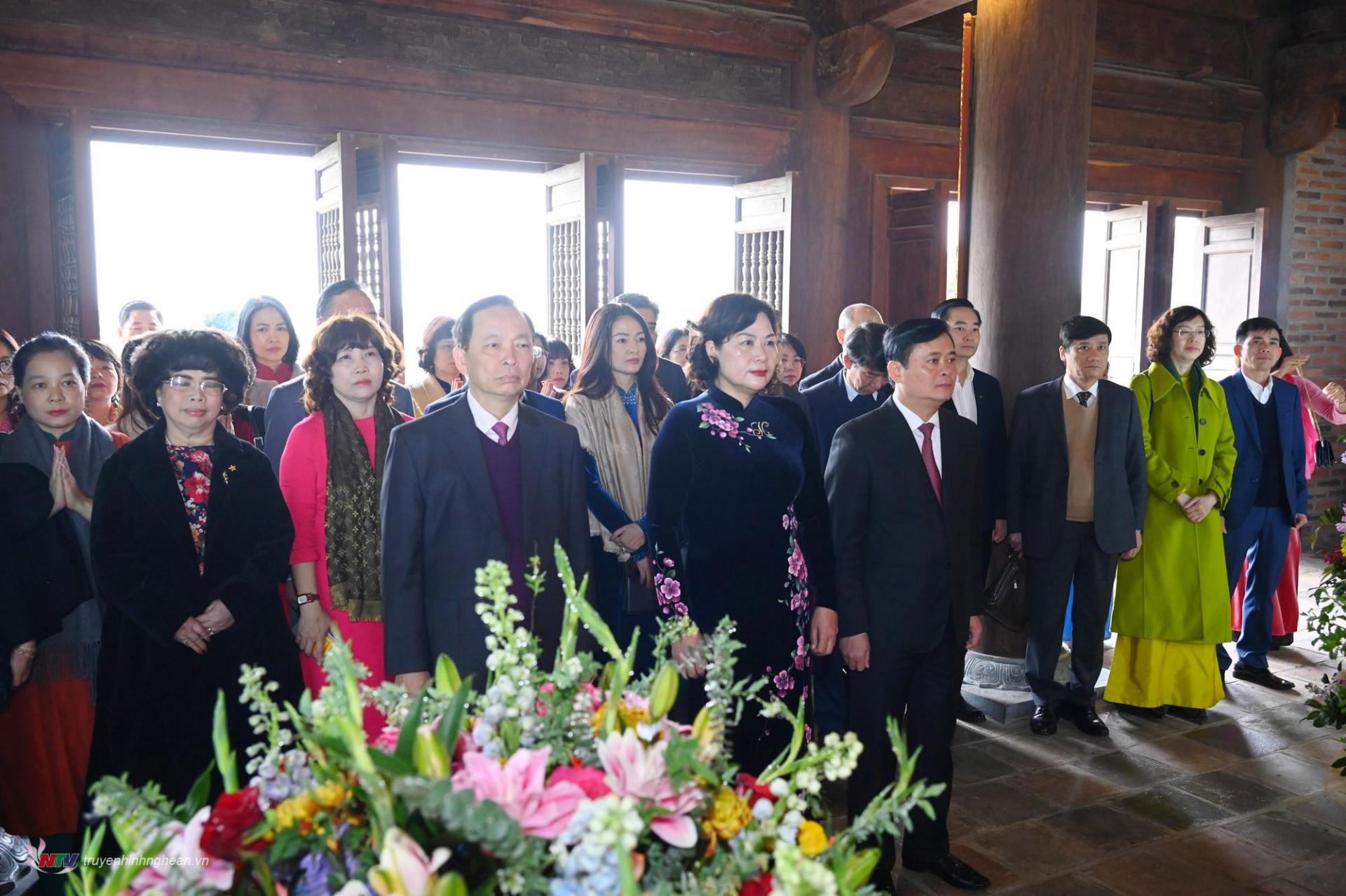 Đoàn đại biểu dâng hoa, dâng hương tại Đền Chung Sơn - Đền thờ gia tiên Chủ tịch Hồ Chí Minh.