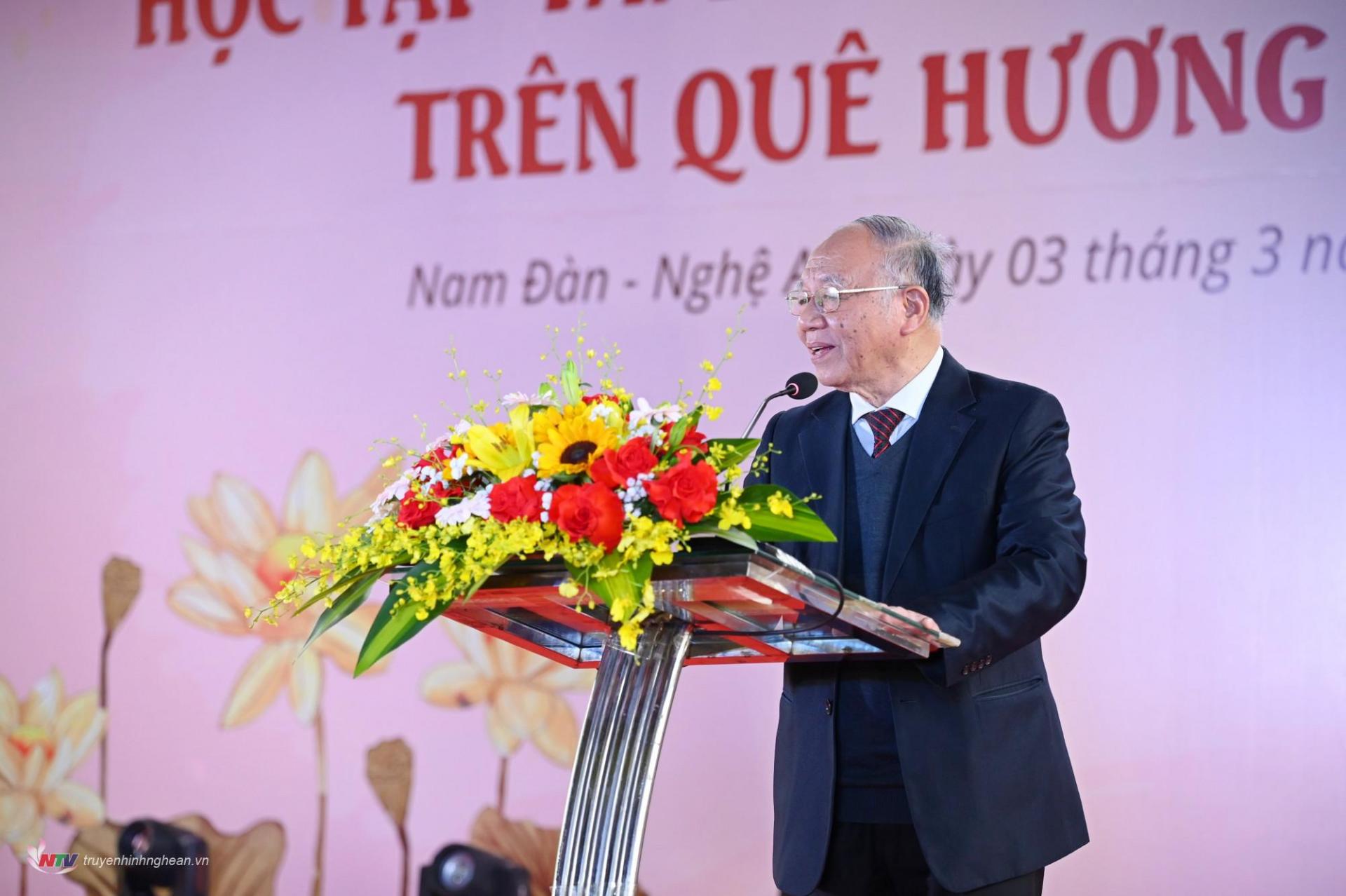 GS Hoàng Chí Bảo trình bày tại buổi nói chuyện.