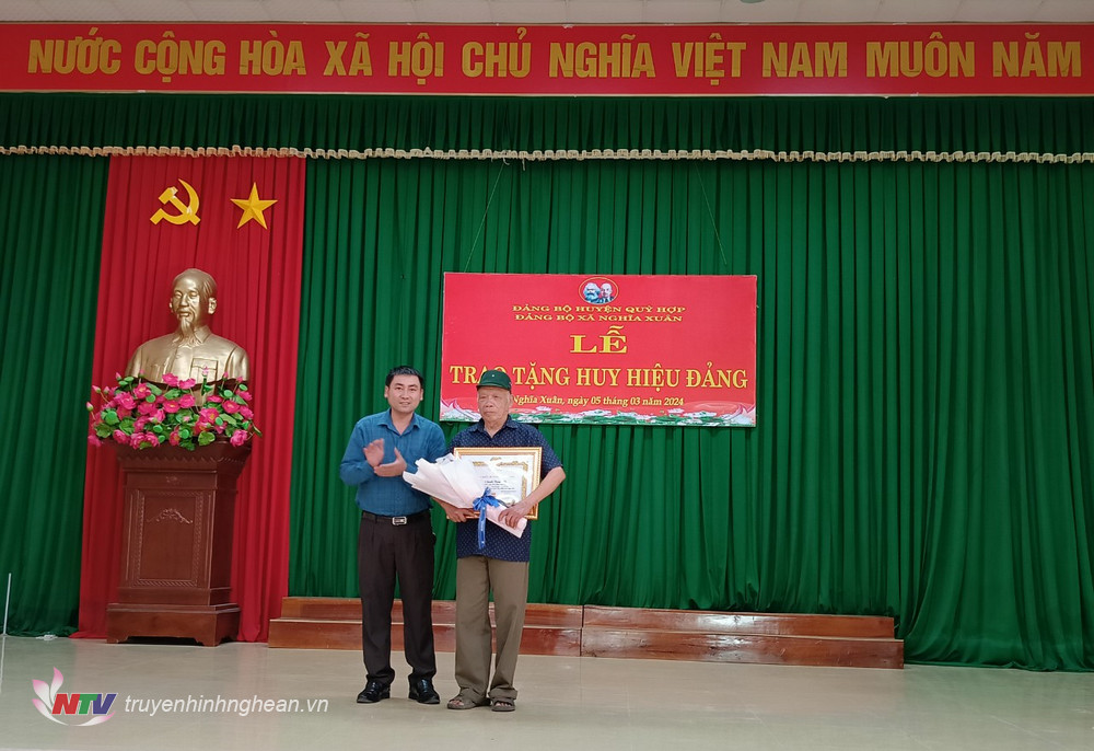 Đảng viên Nguyễn Trọng Hào được nhận huy hiệu 50 năm.
