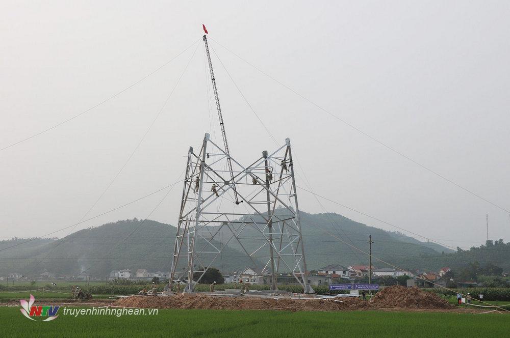 Dự án đường dây 500kV mạch đi qua Nghệ An có tổng chiều dài gần 100km, với 202 vị trí móng cột, với 2 dự án thành phần.