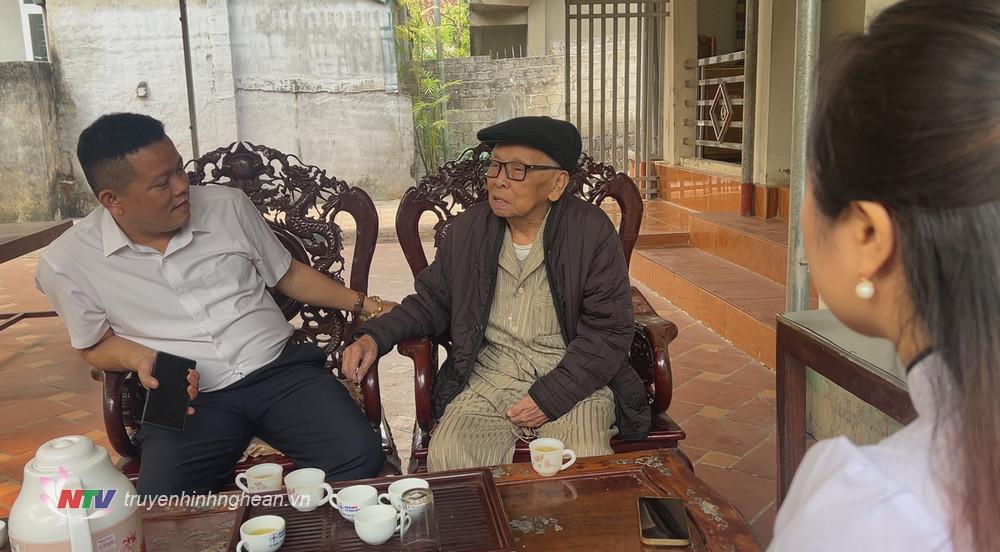 Những câu chuyện sống động, hào hùng từ 70 năm trước được kể lại từ chính những người trong cuộc, từ nhận định của những chuyên gia quân sự Việt Nam. Trong ảnh ê kíp có mặt tại nhà của CCB Trần Đình Cường.