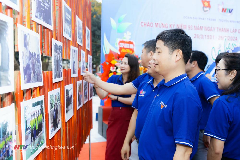 Các đồng chí lãnh đạo Đài cũng là cựu cán bộ Đoàn Thanh niên của Đài cùng ôn lại quá trình hoạt động Đoàn qua những bức ảnh tư liệu.