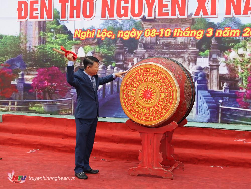n đánh trống khai mạc lễ hội Đền thờ Nguyễn xí.
