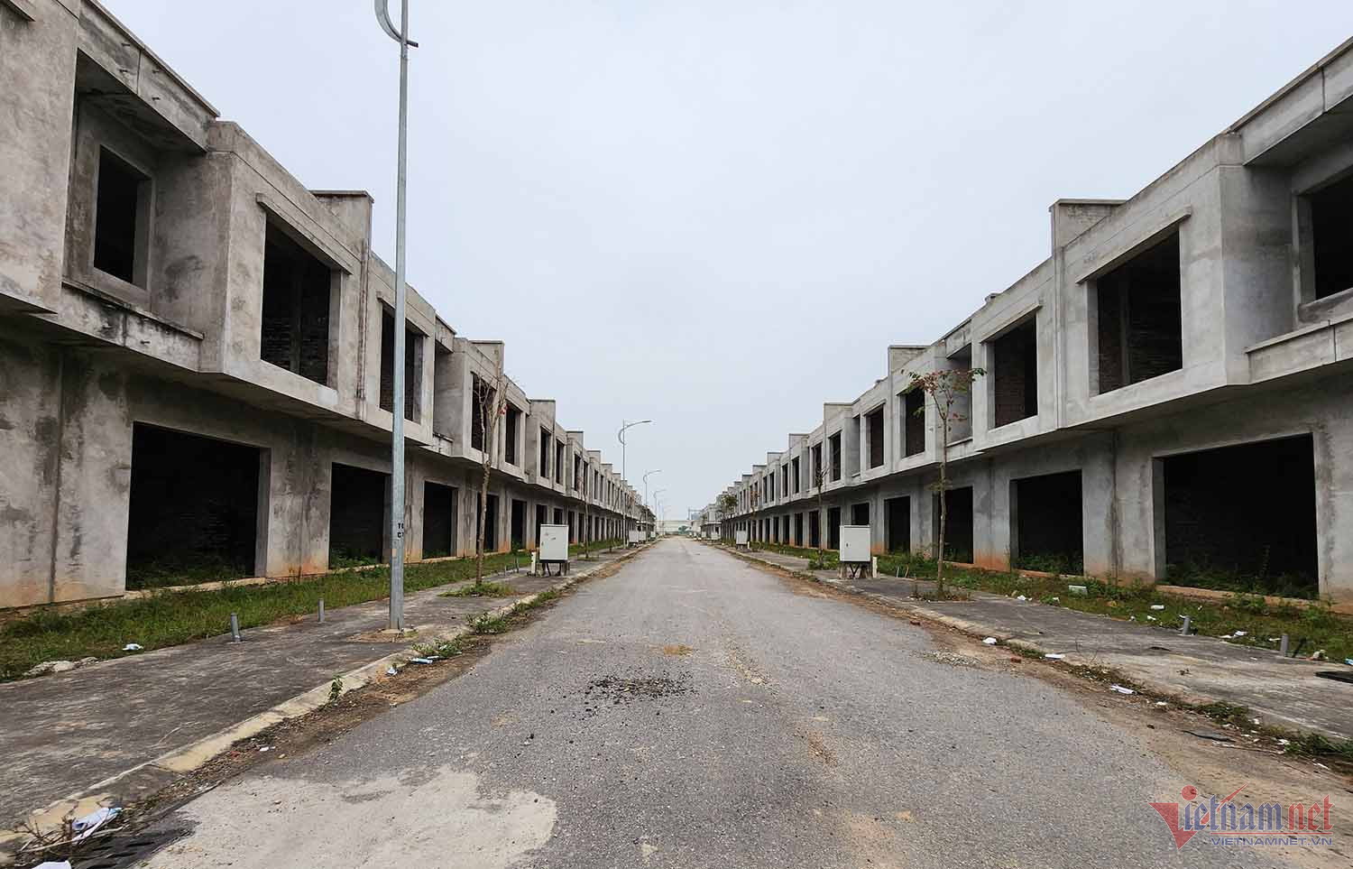 Khu trung tâm thương mại và nhà ở Phúc Sơn tại huyện Vĩnh Tường, Vĩnh Phúc đã xây xong nhưng bỏ hoang. 