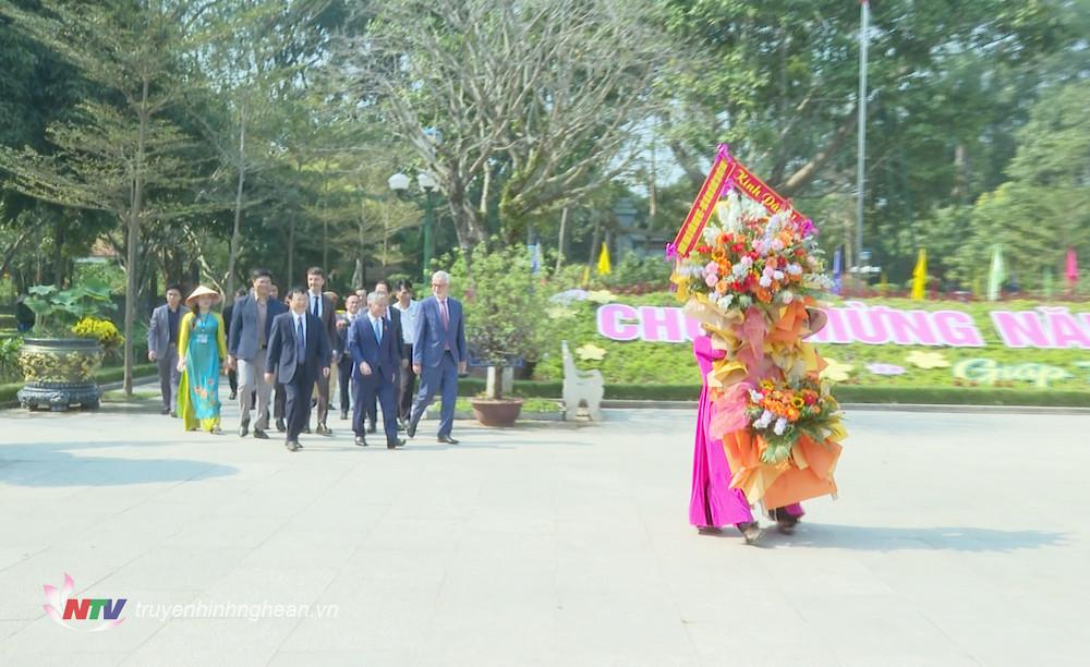Đại sứ CHLB Đức và Nhóm Nghị sĩ hữu nghị Việt - Đức về Khu di tích Quốc gia đặc biệt Kim Liên, Nam Đàn dâng hương tưởng niệm Chủ tịch Hồ Chí Minh