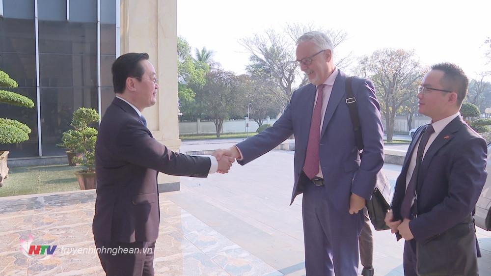 Chủ tịch UBND tỉnh Nguyễn Đức Trung tiếp đón đoàn công tác của Nhóm Nghị sĩ hữu nghị Việt - Đức tới thăm và làm việc tại tỉnh Nghệ An. 