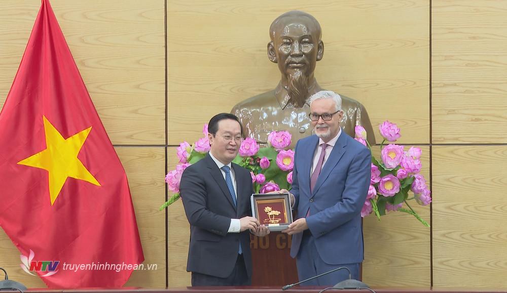 Chủ tịch UBND tỉnh Nguyễn Đức Trung tặng quà lưu niệm đến Ngài Guido Hildner - Đại sứ Đặc mệnh toàn quyền Cộng hòa Liên bang Đức tại Việt Nam.