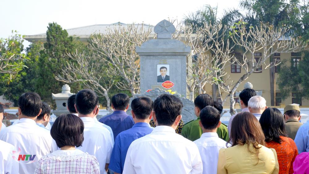 Lãnh đạo huyện Nam Đàn đến dương hoa, thắp hương tại Khu mộ đồng chí Lê Hồng Sơn.