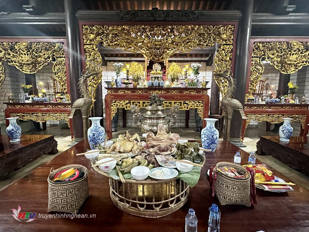 Các lễ vật được bày biện ở 9 bàn thờ thuộc quần thể di tích Đền Chọong