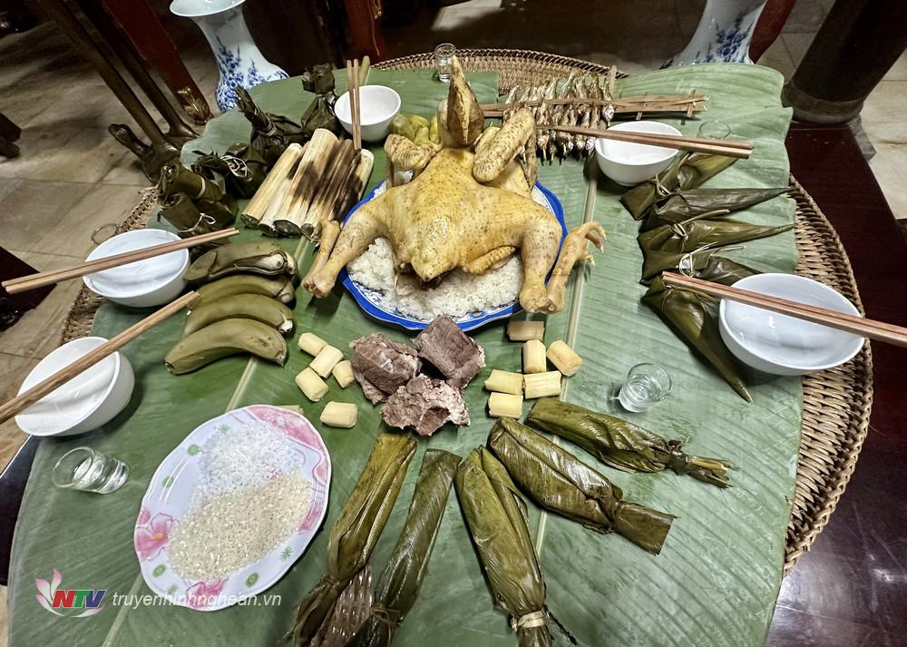Mâm lễ vật gồm có thịt trâu, thủ lợn, bánh sừng trâu, hò mọc, xôi ép, cơm lam, cá nướng, xôi gà, trứng luộc, rượu trầu cau... 