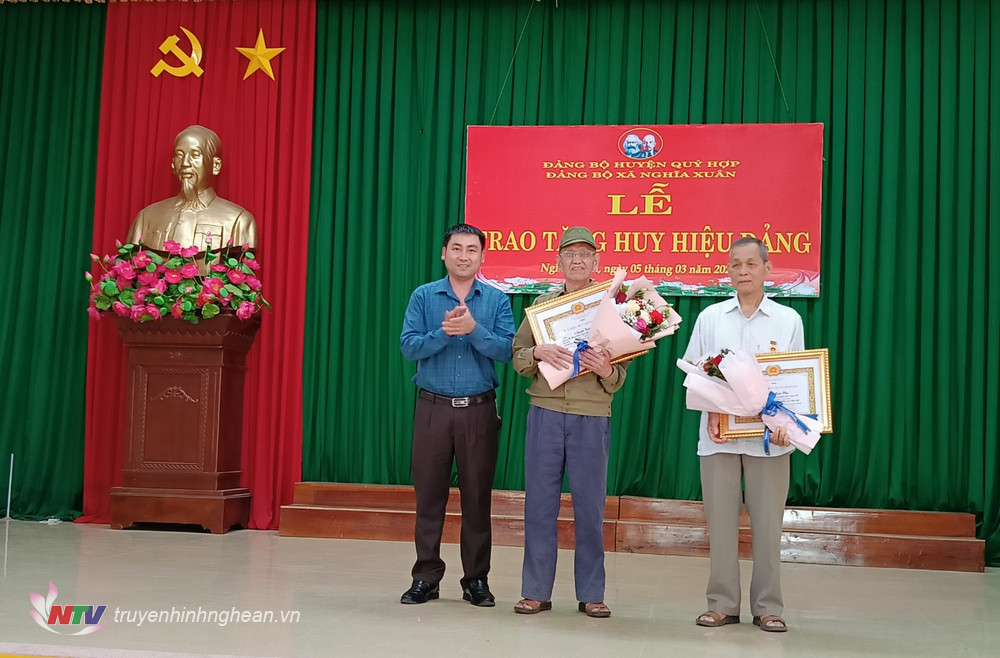 Hai đồng chí Nguyễn Tuấn Kiệt và Nguyễn Minh Phúc được nhận huy hiệu 60 năm tuổi đảng.