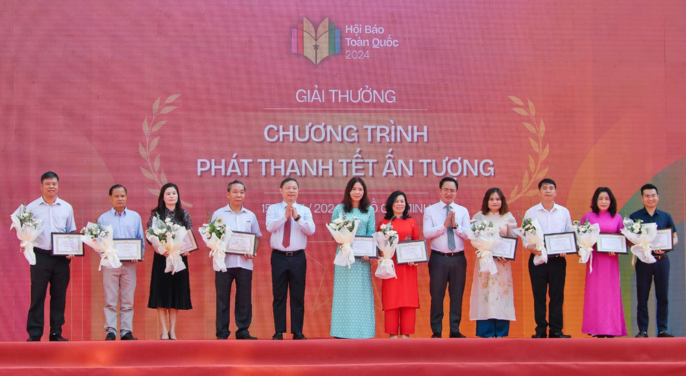 Phó Giám đốc Đài PT-TH Nghệ An Nguyễn Trung Thảo (ngoài cùng bên trái) đại diện nhóm tác giả nhận Giải thưởng Chương trình phát thanh Tết ấn tượng trong khuôn khổ Hội Báo toàn quốc năm 2024.