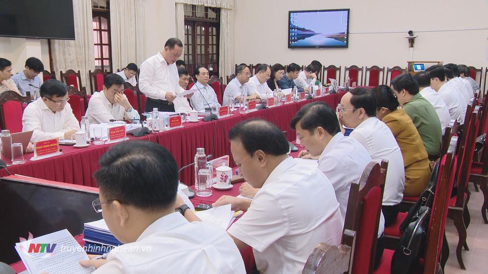 Đồng chí Phan Đức Đồng - Ủy viên Ban Thường vụ Tỉnh ủy, Bí thư Thành ủy Vinh trình bày Tờ trình về ban hành Nghị quyết của Ban Thường vụ Tỉnh ủy với thành phố Vinh. 