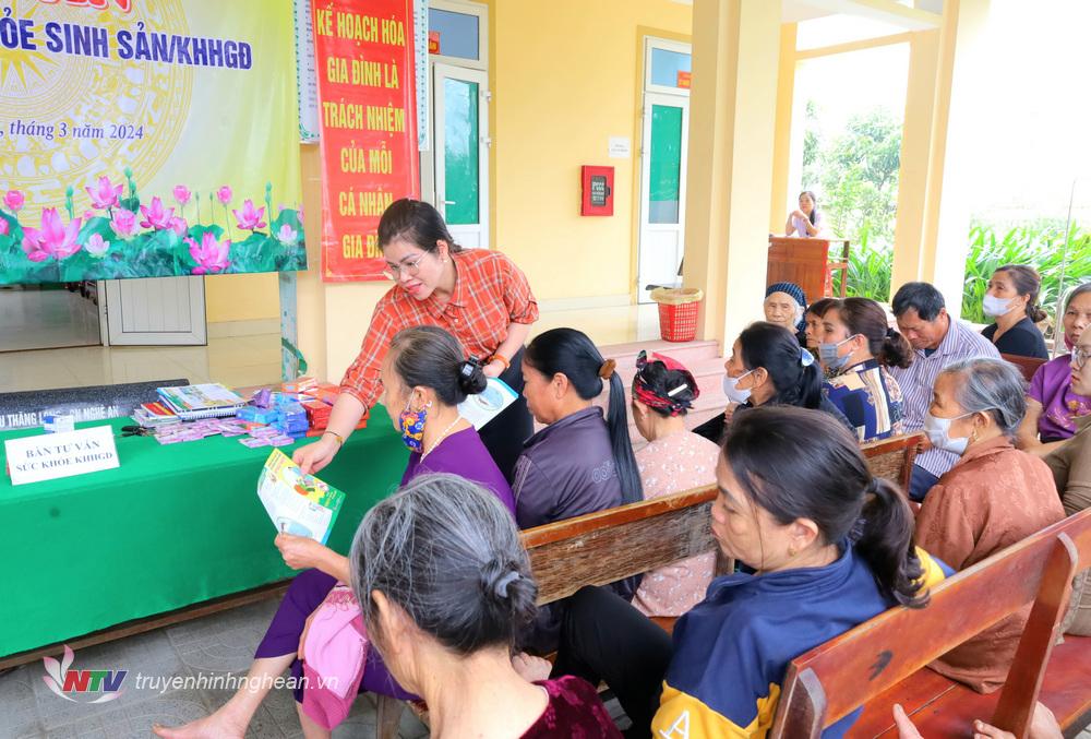 Tư vấn khám phụ khoa, thực hiện các dịch vụ chăm sóc sức khỏe sinh sản cho người dân trên địa bàn xã Hưng Mỹ, huyện Hưng Nguyên.