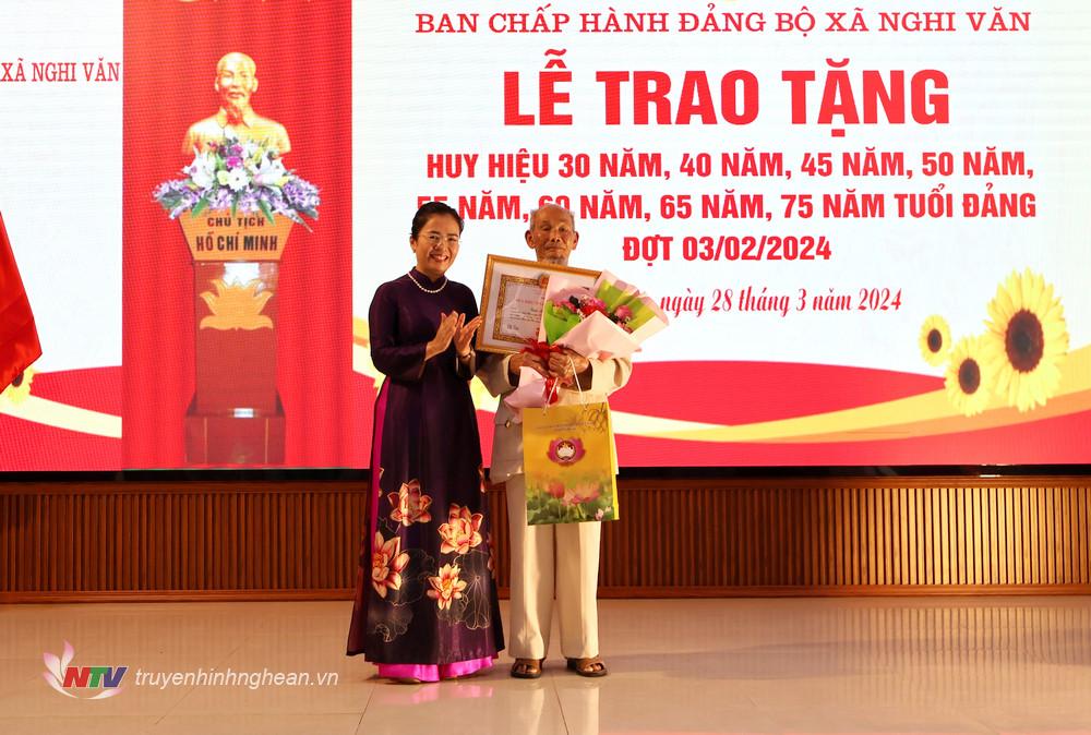 Chủ tịch UBMTTQ tỉnh Võ Thị Minh Sinh trao Huy hiệu 75 năm tuổi Đảng cho đảng viên