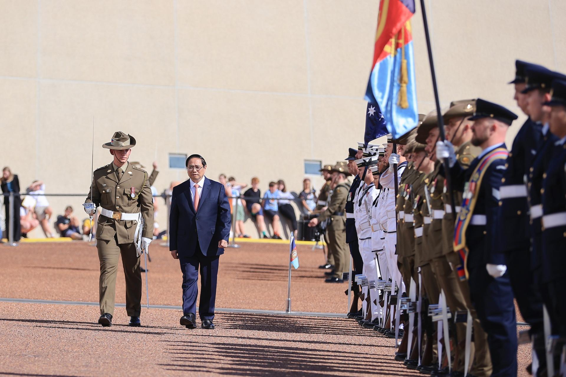 Thủ tướng Phạm Minh Chính duyệt đội danh dự quân đội Australia
