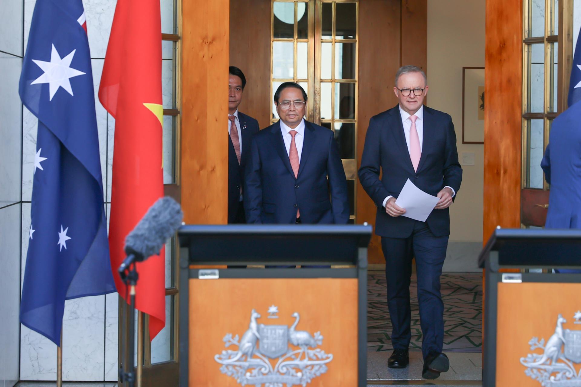 Thủ tướng Phạm Minh Chính và Thủ tướng Australia Anthony Albanese tới buổi họp báo, thông báo nâng cấp quan hệ Việt Nam-Australia lên mức cao nhất - quan hệ Đối tác Chiến lược toàn diện