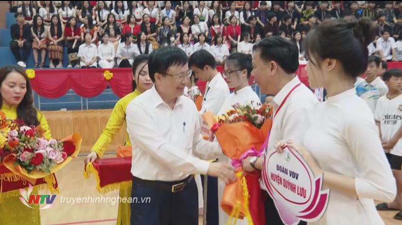 Phó Chue tịch UBND tặng hoa choc các đoàn dự Hội khoẻ Phù Đổng