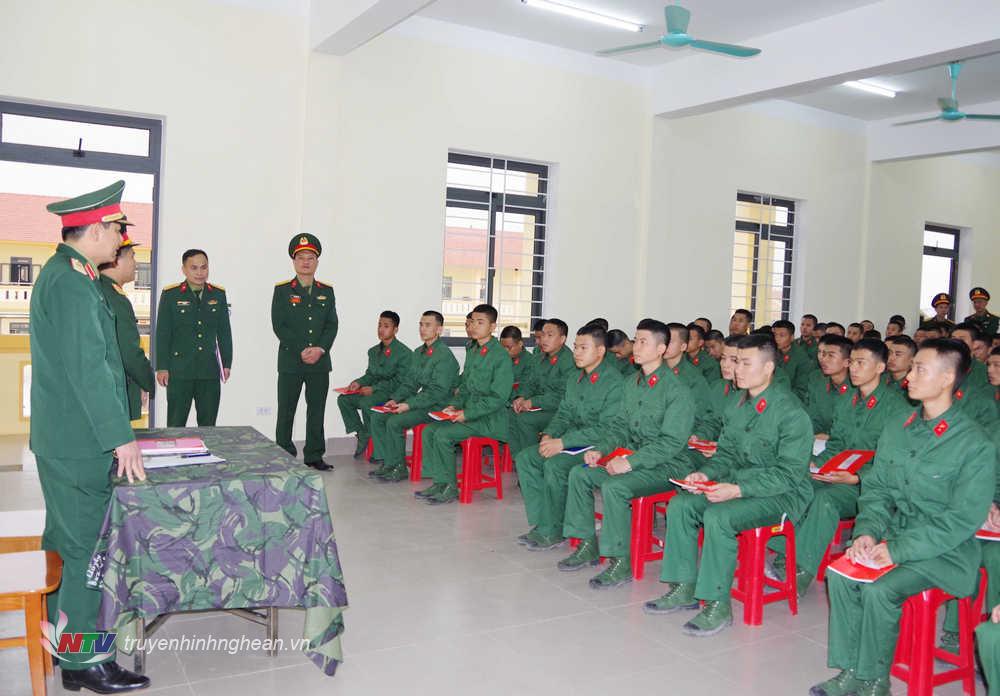 Thiếu tướng Lê Văn Vỹ – Phó Tham mưu trưởng Quân khu động viên chiến sỹ mới Tiểu đoàn 41, Trung đoàn 764, Bộ CHQS tỉnh Nghệ An.