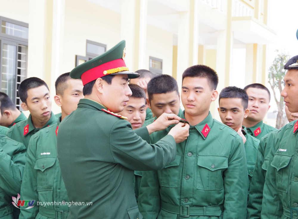 Đại tá Đinh Bạt Văn - Phó Chỉ huy trưởng, Tham mưu trưởng Bộ CHQS tỉnh trò chuyện, động viên chiến sỹ mới.