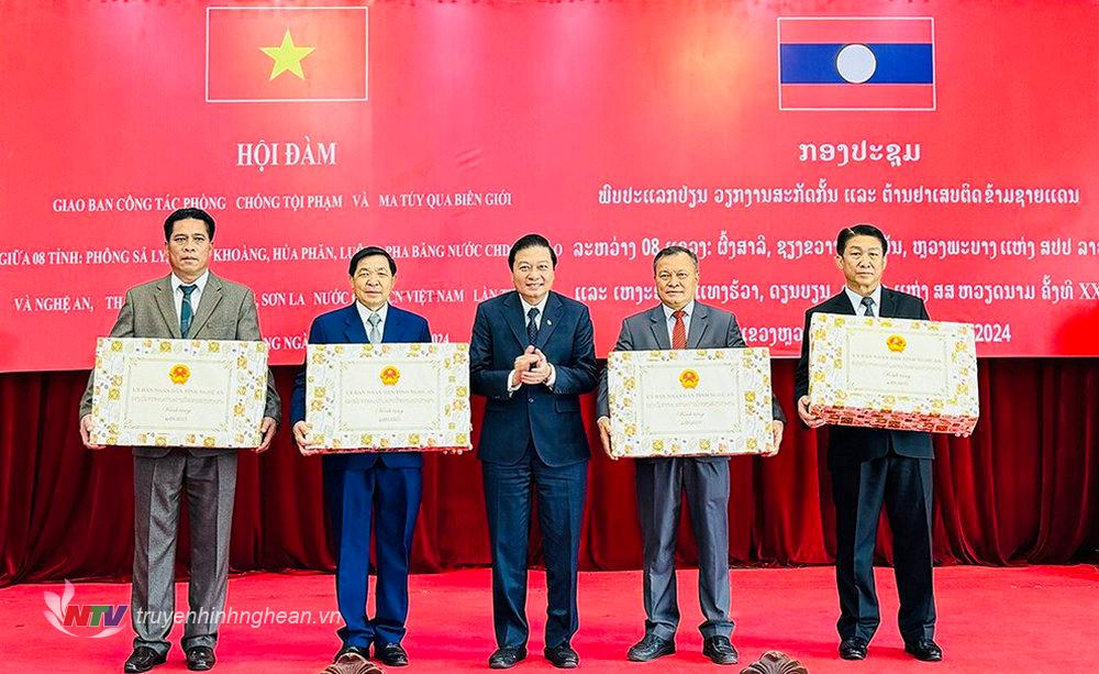 Phó Chủ tịch Thường trực UBND tỉnh Nghệ An Lê Hồng Vinh trao quà cho các tỉnh nước bạn Lào 
