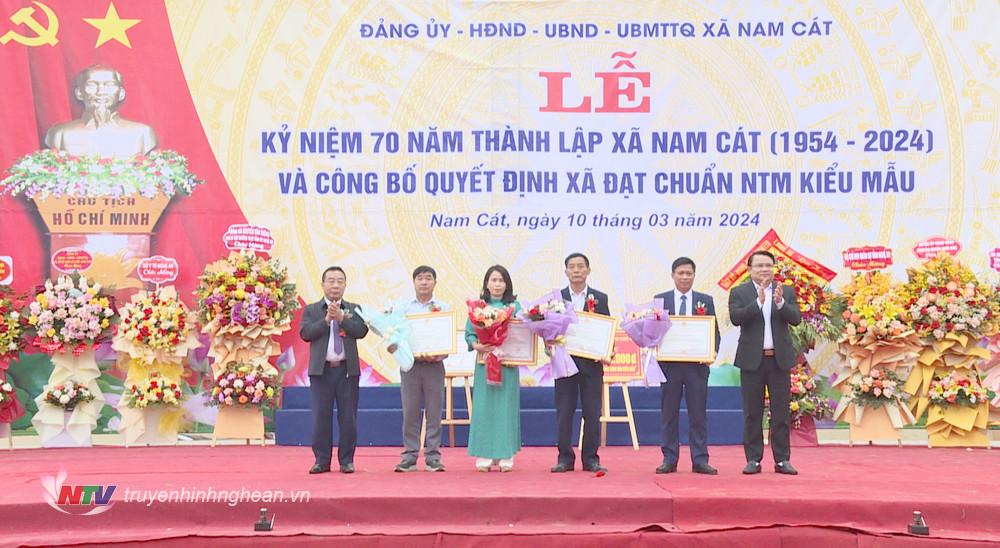 Phó Chủ tịch UBND tỉnh Nguyễn Văn Đệ và Giám đốc Sở NN&PTNT Phùng Thành Vinh trao Bằng khen của Chủ tịch UBND tỉnh cho 4 tập thể có thành tích xuất sắc trong phong trào xây dựng NTM nâng cao, NTM kiểu mẫu
